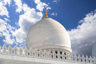Die wunderschöne schneeweiße Scheich-Zayid-Moschee wird von mehreren Kuppeln dominiert, Abu Dhabi, VAE