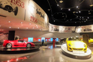 In architektonisch eindrucksvollen Hallen informiert die Ferrari World in Abu Dhabi über den Kult der italienischen Flitzer, VAE - © Ritu Manoj Jethani / Shutterstock