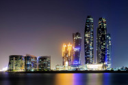 In den Etihad Towers in Abu Dhabi stehen in vier Türmen sowohl Wohnungen, als auch Hotelzimmer zur Verfügung, VAE - © Philip Lange / Shutterstock