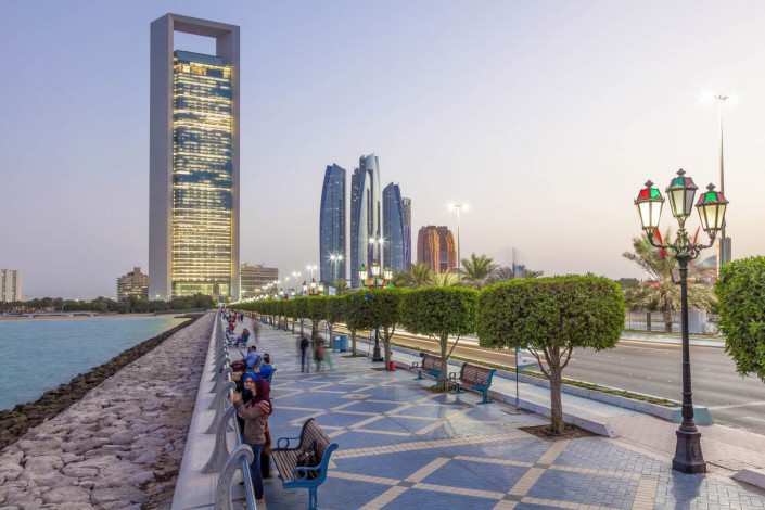In den kühleren Stunden des Tages ist die Corniche die beliebteste Flaniermeile von Abu Dhabi, VAE