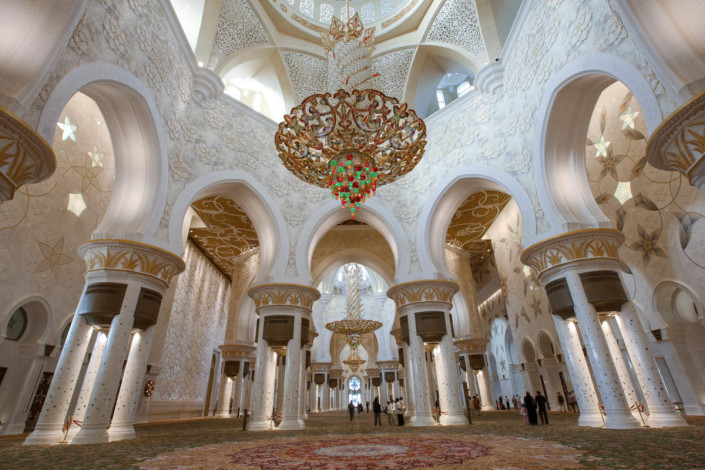 Innenansicht der prunkvollen Scheich-Zayid-Moschee in Abu Dhabi, VAE