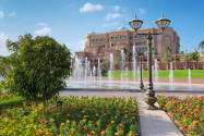 Um das gigantische Emirates Palace Hotel in Abu Dhabi, VAE, breitet sich auf 100 Hektar eine herrliche Parkanlage aus - © Laborant / Shutterstock