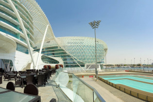 Vom Pool des Yas Hotels fällt der Blick direkt auf die Formel 1-Rennstrecke von Abu Dhabi, VAE