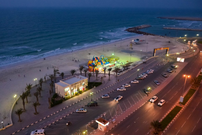 Blick auf die abendliche gut beleuchtete Corniche in Ajman, VAE