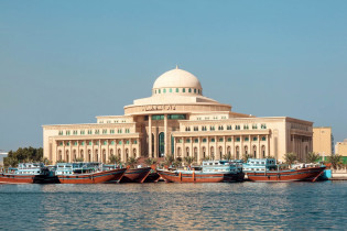 An der Corniche, gleich neben dem Radisson Blu Hotel liegt der Palast des amtierenden Herrschers von Sharjah, VAE