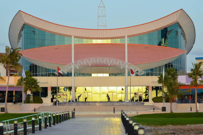 Das Shooping Center in Ras al Khaima ist von Wiesen und Parks umgeben und liegt direkt an der Lagune, VAE