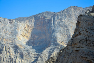 Die Felswände im Wadi Shaam ragen oft mehrere hundert Meter steil auf, VAE