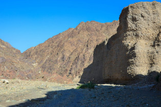 Die steil aufragenden Wände des Wadis Wurayah, die am Ufer des Flusses empor streben, laden zu Wanderungen ein, VAE