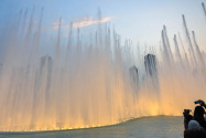 25 Projektoren und an die 6.600 Schweinwerfer tauchen den Springbrunnen in Licht und Farbe, Dubai Fountain, VAE - © FRASHO / franks-travelbox