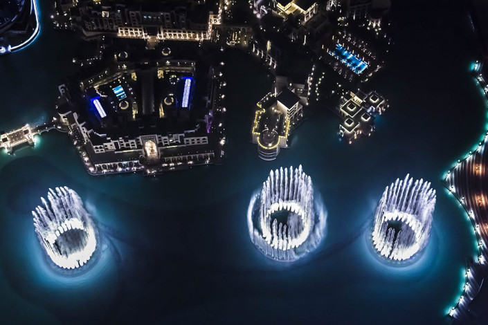 Blick vom Burj Khalifa auf die nächtliche Dubai-Fountain und den Lake Dubai, VAE