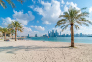 Blick vom Jumeirah Beach auf die Wolkenkratzer der Dubai Marina, VAE - © esherez / Shutterstock