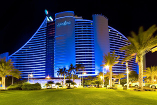 Das Jumeirah Beach Hotel in Dubai gehört zu den größten Hotels in den Vereinigten Arabischen Emiraten