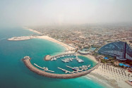 Das Jumeirah Beach Hotel in Dubai verfügt über 600 Zimmer und einen eigenen Yachthafen, VAE - © HainaultPhoto/Shutterstock