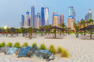 Der schnurgerade Jumeirah Beach verläuft über das gesamte Stadtviertel Jumeirah in Dubai, VAE