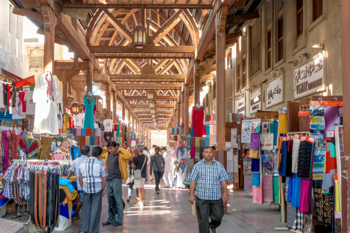 Der Textil-Souq in der Al Fahidi Straße ist einer der traditionsreichsten Märkte von Dubai, VAE
