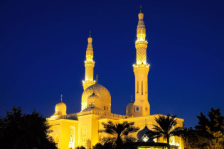 Die beiden 70m hoch aufstrebenden Minarette flankieren die gewaltige Kuppel der Jumeirah Moschee in Dubai, VAE