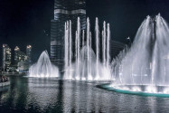 Die Dubai Fountain beim Burj Khalifa ist mit einer Länge von 250 Metern und Wasserfontänen von bis zu 150m Höhe das größte Wasserspiel der Welt, VAE - © Kiev.Victor / Shutterstock