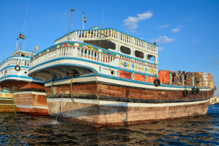 Die Holzboote im Dubai Creek sind für die Touristen bunt bemalt und werden zum Transport von Malen noch heute von Hand beladen, VAE
