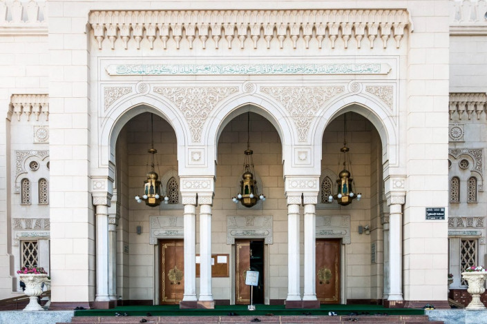 Rund 1.200 Gläubige finden in den Räumlichkeiten der Jumeirah-Moschee von Dubai Platz, VAE