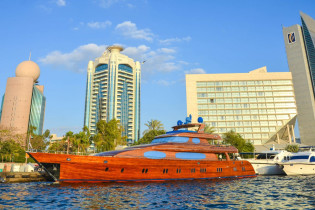 Traditionell wurde der Dubai Creek mit Kanu-ähnlichen Dhaus aus Holz befahren, hier die moderne Weiterentwicklung zu einer hölzernen Yacht inklusive Luxus-Ausstattung, VAE