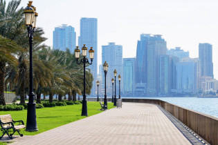 Hinter dem Al Markazi Souq in Sharjah, VAE, lohnt es sich, an der Al Khaleed Lagune entlang zu spazieren
