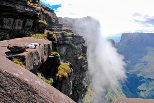 Die 400m hohen senkrecht abfallenden Steilwände des Mount Roraima wurden im Jahr 1884 das erste Mal bezwungen