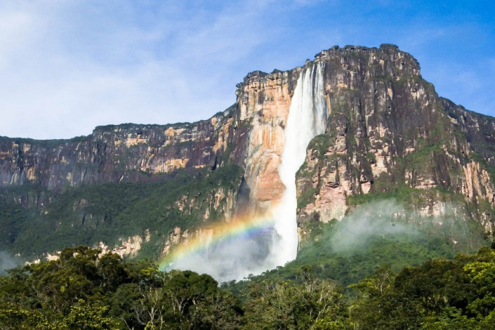 Die Angel Falls im Nationalpark Canaima im Südosten Venezuelas sind mit einer Höhe von 979 Meter die höchsten freifallenden Wasserfälle der Welt
