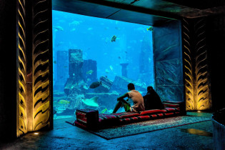 Das Aquarium „Ambassador Lagoon“ mit 65.000 Meerestieren und den versunkenen Ruinen von Atlantis zieht sich durch das gesamte Hotel, Dubai, VAE