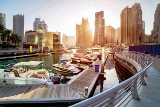 Der Bau der Dubai Marina begann 2003 und fasste bei seiner Fertigstellung auf einer Fläche von rund 4 Quadratkilometern 200 Wolkenkratzer, VAE