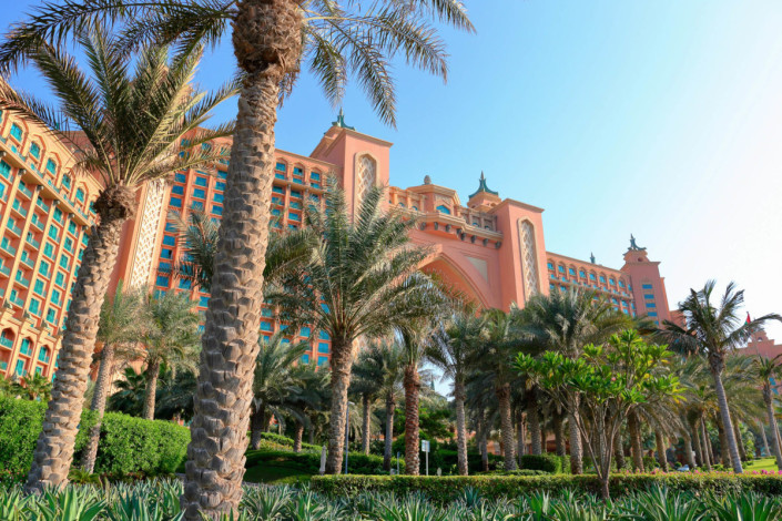 Die Brückensuite im obersten Stock direkt über dem Tor ist die teuerste Suite des Atlantis Hotels auf Jumeirah vor der Küste von Dubai, VAE