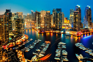 Die Dubai Marina südöstlich des Stadtzentrums ist eine imposante Komposition aus künstlicher Wasserstraße, schnittigen Yachten und monumentalen Bauten, VAE