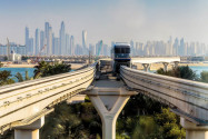 Die "Monorail" ist aufgrund des hohen Verkehrsaufkommens die beste Anfahrtsmöglichkeit auf die Palmeninsel Jumeirah in Dubai, VAE - © Laborant / Shutterstock