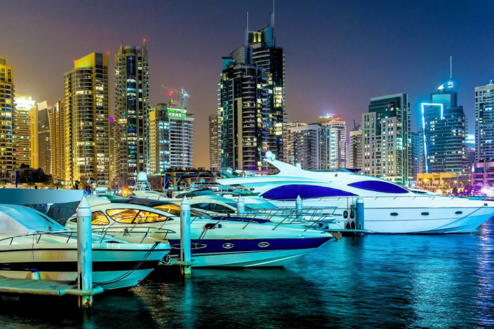 Die prächtigen Yachten, die am Hafen der Dubai Marina auf dem Wasser schaukeln, formen mit den gewaltigen Wolkenkratzern einen einmaligen Anblick, VAE