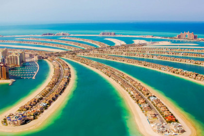 Durch den Bau der Palmeninseln Jumeirah wurde die Küste Dubais um rund 100 Kilomter verlängert, VAE
