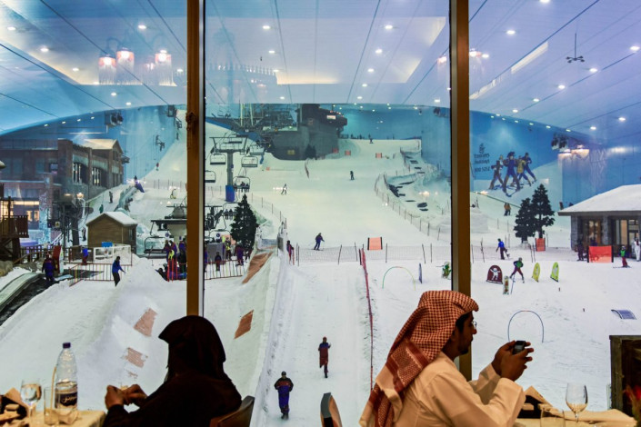 Durch ein mehrstöckiges Fenster kann das Treiben in der Dubai Skihalle von der Mall of the Emirates aus beobachtet werden kann, VAE