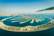 Jumeirah war die erste der berühmten künstlichen Inseln in Palmenform, die von der Küste Dubais aus ins Meer wuchsen, VAE - © SMIRNOVA IRINA / Shutterstock