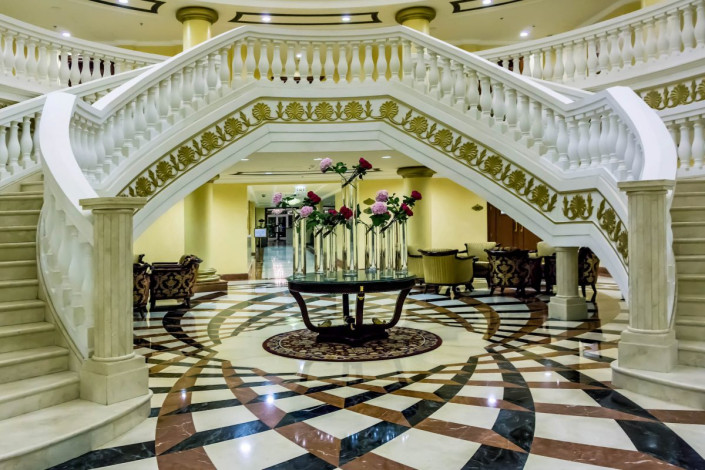 Luxuriöses Treppenhaus im Kempinski Resort auf der Palmeninsel Jumeirah in Dubai, VAE