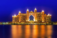 Mit luxuriösen Suiten, Bilderbuchstrand, Wasserpark, Shopping- und Wellness-Tempel zählt das Hotel Atlantis auf Jumeirah zu den besten Hotels von Dubai, VAE - © Patryk Kosmider / Shutterstock