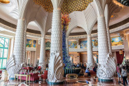 Mit viel Liebe zum Detail gestaltete Lagunen und Loungen schaffen im Atlantis Hotel auf der Palmeninsel von Dubai ein faszinierendes Ambiente, VAE - © Kiev.Victor / Shutterstock