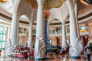 Mit viel Liebe zum Detail gestaltete Lagunen und Loungen schaffen im Atlantis Hotel auf der Palmeninsel von Dubai ein faszinierendes Ambiente, VAE
