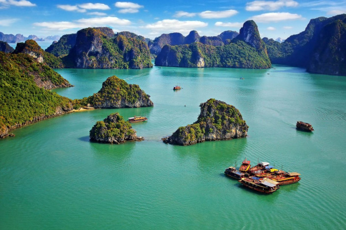 Die Halong-Bucht liegt im Golf von Tonkin im Norden Vietnams und ist ein absolut spektakuläres Stück Landschaft