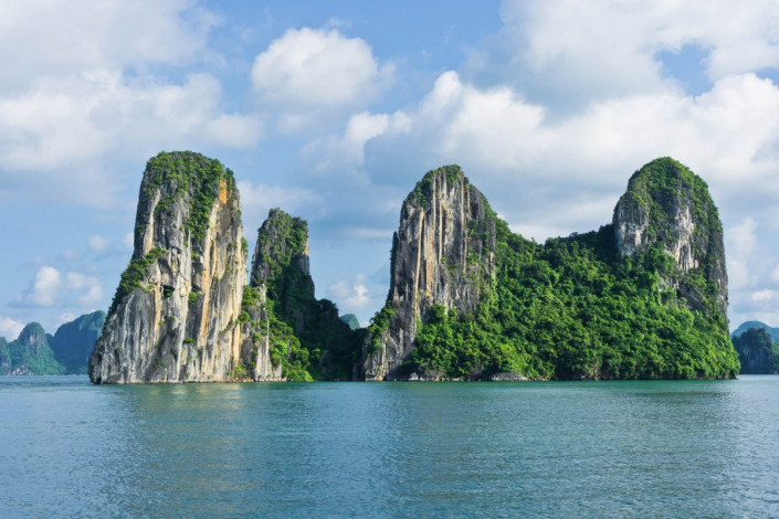 Eine der unzähligen Inseln in der spektakulären Halong-Bucht, Vietnam