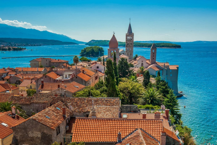 Vom Stadtturm in Rab Stadt tut sich der berühmte Blick auf die vier Türme entlang der Küste der Inselhauptstadt auf, Kroatien