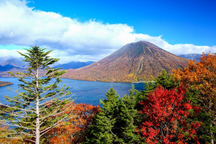 Der 2.484 Meter hohe Vulkan Nantai im Nikko-Nationalpark kann von Anfang Mai bis Ende Oktober auf einem gut begehbaren Pfad bestiegen werden, Japan
