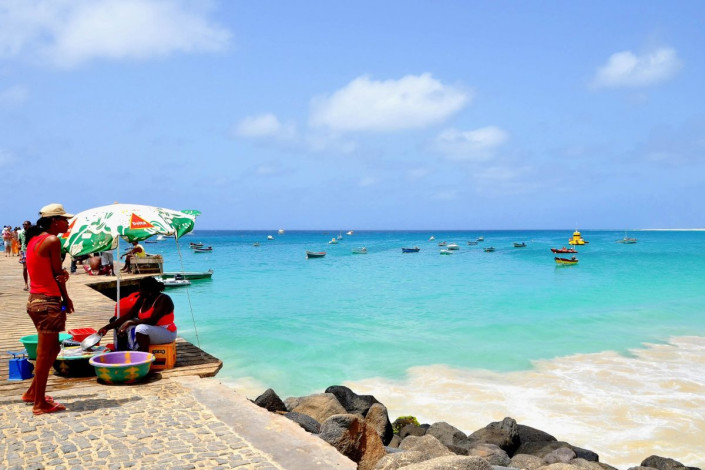 Mit einem traumhaften Strand und gut ausgebauten Hotelanlagen spielt sich in Santa Maria das Leben von Sal ab, Kap Verden