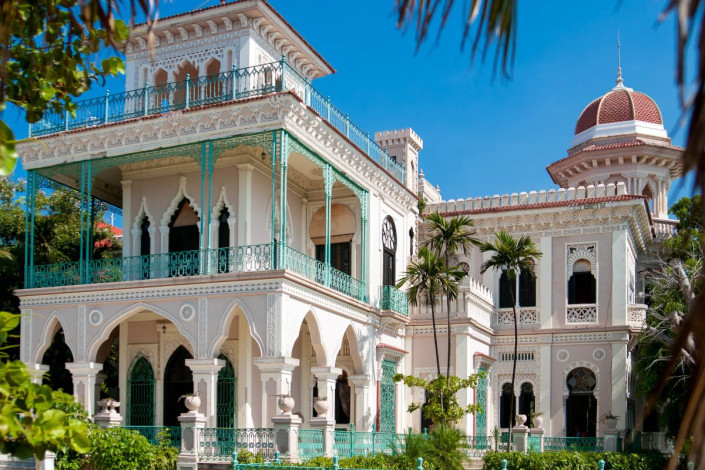 Eine der vielen noch vorhandenen eindrucksvolle Villen in Punta Gorda, dem ehemaligen Aristokratenviertel von Cienfuegos, Kuba
