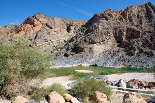 Das Wadi Suwayh wird durch mächtige Felswände eingerahmt, Oman