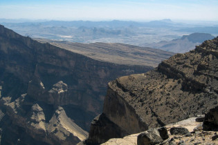 Der sogenannte „Grand Canyon des Oman“ ist in Wahrheit die bis zu 1.000m tiefe Wadi Nakhar Schlucht mit grandiosesten Ausblicken