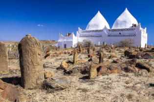 Rund um das Grabmal des Bin Ali nahe Mirbat befinden sich weiter Gräber, deren Grabsteine die typischen Gestaltungselemente des sunnitischen Islam aufweisen, Oman