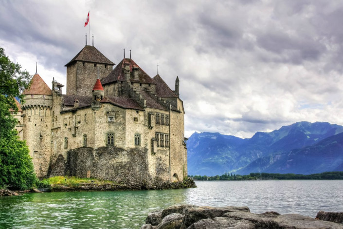 Das Schloss Chillon thront malerisch auf einer Felseninsel auf dem Genfer See und zählt zu den schönsten Wasserburgen der Schweiz